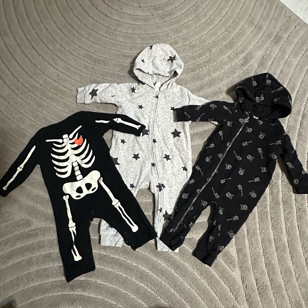 Baby boy Halloween onesies bundle(skull hoodie onesie, skeleton and star onesie)